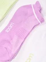 Pack de tres pares de soquetes tobilleros en colores rosa, blanco y naranja, con detalle de una línea horizontal en el borde superior.