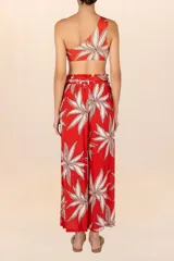 Pantalón palazzo rojo con estampado de hojas color crema y cintura elastizada con lazo.