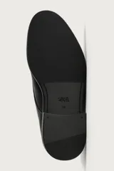 Zapato de vestir tipo derby, color marrón oscuro, con parte superior lisa, horma redonda, cordones y suela con ligero tacón.