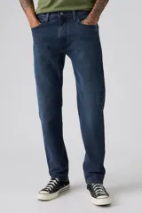Jean de corte regular taper, con tiro medio y diseño clásico de cinco bolsillos. Confeccionado en denim con tecnología stretch para mayor comodidad.