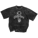 Remera negra con efecto lavado, corte oversize, mangas cortas y estampado frontal con la imagen de la cabeza de un perro y texto en idioma extranjero.