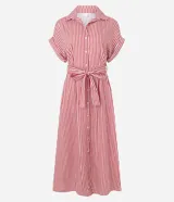 Vestido largo estilo chemise con estampado de rayas rojas y blancas, cuello clásico, cierre frontal con botones y mangas cortas amplias. Incluye un cinto desmontable para ajustar en la cintura.
