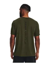 Remera deportiva de entrenamiento Under Armour, con diseño de textura de rejilla y ventilación estratégica. Presenta un corte ajustado, cuello redondo y mangas cortas, confeccionada con tecnología sin costuras para mayor comodidad y libertad de movimiento.