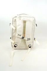 Mochila gris de poliéster, con compartimento principal con cierre, bolsillo frontal con cierre y bolsillo vertical en el frente.