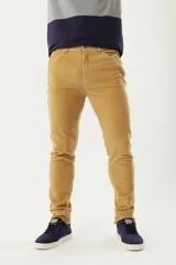 Pantalón de pana color gris topo, corte regular, con cinco bolsillos, cierre con botón y logo bordado.