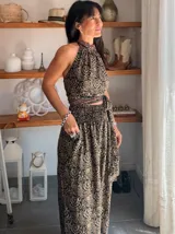 Conjunto de dos piezas color fucsia con estampado oriental en tonos rosa y blanco, compuesto por un top halter con lazo en la cintura y un pantalón palazzo de cintura alta con elástico.