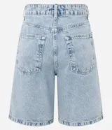 Bermuda regular de cintura alta confeccionada en denim de algodón celeste claro, con diseño de cinco bolsillos, trabillas para cinturón y cierre frontal con botón y cremallera.