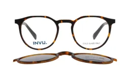 Lentes de armazón con diseño clásico en carey, incluyen clip-on polarizado desmontable con el mismo patrón. Presentan un diseño versátil y funcional.