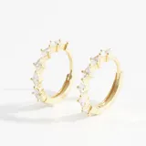 Aros pequeños dorados con circonitas blancas engarzadas.