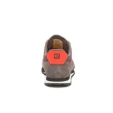 Zapatilla deportiva Caterpillar modelo Ventura, color gris topo con detalles en naranja vibrante en el talón y ojales. Presenta capellada mixta de gamuza y textil, forro de malla reciclada y suela de EVA gruesa.