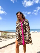 Camisero de corte holgado con estampado de leopardo y detalles en color fucsia en la botonera frontal y el cuello. Posee mangas cortas y cierre frontal con botones.