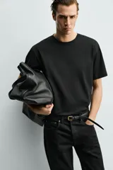 Camiseta de corte cropped fit confeccionada en algodón con acabado mercerizado que aporta suavidad y brillo. Presenta cuello redondo y mangas cortas.