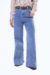 Jean de corte wide leg en color azul medio, con tiro alto y diseño de cinco bolsillos.