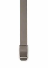 Cinto de cuero sintético en tono gris topo con hebilla metálica rectangular de diseño minimalista.