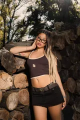 Top sin mangas color marrón oscuro con ribetes color beige, corte crop y logo bordado en el centro del pecho.