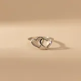 Anillo de plata 925 con dos corazones entrelazados.