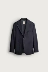 Blazer regular fit de lana azul marino con diseño de rayas sutiles, cuello con solapas de muesca, cierre frontal con botones y bolsillos de parche en la cadera.