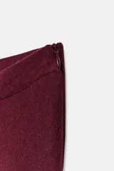 Falda midi de tiro alto con corte evasé y caída fluida. Presenta un diseño minimalista en color azul denim con cierre lateral oculto.