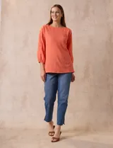 Blusa amarilla texturada con escote redondo y mangas 3/4 con puño elastizado. Aplique de broderie en escote y mangas. Marca Ruby Rd.