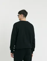 Sweater básico de cuello redondo y manga larga, confeccionado en tejido circular con puños y cuello en tejido canalé.