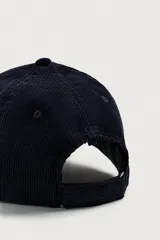 Gorra de seis paneles confeccionada en pana de algodón con visera curva y ajuste en la parte posterior.