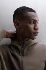 Campera canguro de Zara Athleticz, modelo relaxed fit, confeccionada en tejido técnico compacto elástico con mezcla de algodón en color azul marino. Cuenta con cuello subido con capucha, manga larga con bolsillo lateral con cierre, bolsillos frontales con cierre y acabado termofijado, cierre frontal de doble dirección y logo estampado en el bajo.