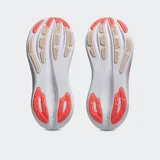 Championes de running Asics modelo Gel Nimbus 28, color negro con detalles en naranja neón y suela blanca. Presentan tecnología PureGEL en el talón y entresuela FF BLAST PLUS para mayor amortiguación, con capellada de tejido técnico.