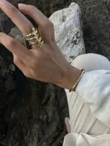 Anillo plateado con forma de esqueleto de costillas.