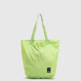 Bolso tipo tote de la marca Bubba, color verde lima, confeccionado en material sintético ligero con diseño acolchado horizontal. Cuenta con doble asa de hombro y una etiqueta rectangular negra con el logo de la marca en la parte inferior.