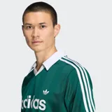 Camiseta Adidas Originals Archive de corte clásico, color verde con rayas verticales sutiles, cuello polo y escote en V blancos. Presenta mangas corta con las clásicas tres tiras blancas en los hombros, el logo del trifolio y la inscripción "adidas" en el centro del pecho en color blanco.