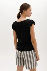 Remera de algodón y lyocell color beige, con cuello redondo, mangas cortas con volados y detalle de frunce con volado en la cintura.