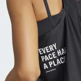 Musculosa deportiva negra con cuello redondo y tirantes anchos. Presenta un logo de Adidas y un logo 'AR' en blanco en el pecho.