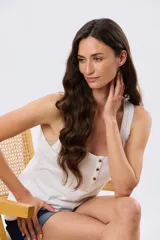 Musculosa básica lisa color beige, con escote redondo y tapeta frontal con tres botones.