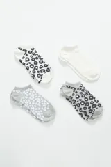 Pack de cuatro pares de medias soquete (tobilleras) con diferentes estampados de animal print y un par liso blanco.