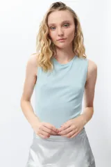 Top lila de morley, sin mangas y cuello redondo.