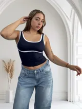 Musculosa azul con breteles anchos y ribete blanco en escote y sisas.