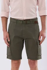 Bermuda cargo color azul marino, de gabardina con bolsillos laterales con solapa en las piernas y presillas para cinturón. Incluye cinturón de lona trenzada oscura con detalles en cuero sintético y hebilla metálica.
