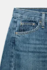 Jeans de tiro medio con corte relajado y largo al tobillo. Presenta diseño de cinco bolsillos, trabillas en la cintura y cierre frontal con cremallera y botón metálico.