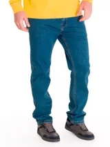 Pantalón de jean corte slim, color azul oscuro, con costuras en contraste y diseño clásico de cinco bolsillos.