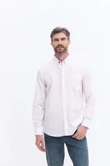 Camisa de manga larga con cuello abotonado y bolsillo frontal, confeccionada en algodón con un sutil patrón de rayas verticales.