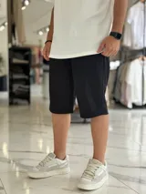 Bermuda deportiva de corte baggy y estilo jogging, en color beige, con bolsillos laterales y cintura elástica.