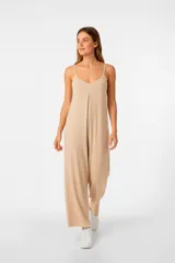 Mono de lino con breteles finos, cuello en V y diseño holgado de pierna ancha.