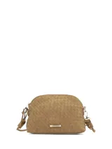 Cartera bandolera Hush Puppies color caramelo, de diseño tejido tipo damero y formato redondeado con cierre superior. Cuenta con placa metálica frontal con el logo de la marca y correa ajustable y desmontable.