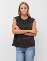 Blusa sin mangas negra con textura de cuadros en relieve, cuello redondo con frunce y hombreras.