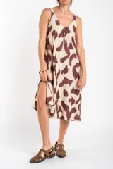 Vestido midi sin mangas de corte recto y escote redondo, con diseño estampado abstracto en tonos marrón y crudo.