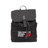 Mochila negra de lona con cierre superior con hebilla y cordón ajustable. Tiene un bolsillo frontal con cierre, dos bolsillos laterales abiertos, asa de mano y tirantes acolchados ajustables. Estampado frontal con el logo de New Balance en blanco y rojo.