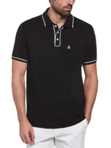 Polo de manga corta negra con cuello clásico, tapeta con botones y logo de pingüino bordado en el pecho. Presenta ribetes blancos en cuello y mangas.