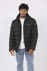 Campera puffer Ufo Barcode color negro, con diseño acolchado horizontal, capucha ajustable y cierre frontal completo. Cuenta con bolsillos laterales y pequeño logo estampado en el pecho.