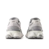 Championes New Balance modelo U9060ERD, unisex, color gris con detalles en blanco, confeccionados en gamuza y malla, con logo "N" característico en los laterales y entresuela ABZORB.