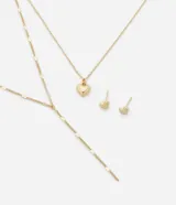 Conjunto de collar doble dorado con dije de corazón y aros tipo botón con forma de corazón.